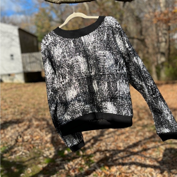 NWT $88 DRA | Lightweight Crewneck Sweater in Black with Metallic Silver - Picture 4 of 10